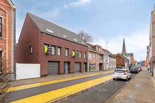 Deze ruime bel-etagewoning is gelegen in het hart van Retie, op wandelafstand van de kerk, supermarkten, openbaar vervoer en het bruisende centrum.<br /><br />De woning bevindt zich op een mooi perceel van 317 m² en biedt volgende indeling:<br /><br />Gelijkvloers &amp; kelder<br />Via de inkomhal, waar tevens een aparte wasplaats is voorzien, betreedt u de woning. U beschikt over een bijzonder ruime inpandige garage met plaats voor twee wagens, extra bergruimte én rechtstreekse toegang tot het terras en de tuin. Daarnaast is er een ondergrondse kelder aanwezig die zorgt voor meer dan voldoende opslagruimte.<br /><br />Eerste verdieping:<br />Bereikbaar via de trap (momenteel uitgerust met een traplift) bevindt zich de lichtrijke woonkamer die naadloos aansluit op de open, volledig ingerichte keuken met gaskookplaat. De leefruimte straalt gezelligheid uit en loopt harmonieus over in een aangename, lichte veranda. Vanuit de veranda — en via het lagergelegen terras — bereikt u rechtstreeks de tuin. Zo geniet u het hele jaar door van een vlotte verbinding tussen binnen en buiten. Op deze verdieping is eveneens een apart gastentoilet aanwezig.<br /><br />Tweede verdieping:<br />Ook deze verdieping is toegankelijk via trap of traplift. Hier vindt u twee volwaardige slaapkamers, waarvan de achterste slaapkamer toegang biedt tot een eigen, gezellig terras. Verder is er een moderne badkamer, stijlvol ingericht met een inloopdouche, toilet en een strak badkamermeubel voorzien van twee wastafels.<br /><br /><br />Tot slot beschikt de woning over een praktische, geïsoleerde bergzolder die extra opslagruimte biedt.<br /><br />Technische kenmerken &amp; energie<br /><br />EPC: Label A (92 kWh/m² jaar) – zeer energiezuinig<br />Alarmsysteem aanwezig<br />Verwarming: radiatoren op aardgas<br />Airconditioning: in de veranda (koelen én verwarmen)<br />Zonnepanelen: 18 m²<br />Thuisbatterij: 10 kWh opslagcapaciteit<br /><br /><br />Kortom dus een instapklare en energiezuinige woning op topligging in het centrum van Retie. Als extra troef is er de mogelijkheid om het buurpand mee te integreren binnen een zorgwoningconcept, zoals dit heden reeds voorzien werd.
