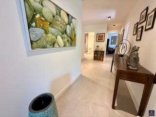 <p><span>Stijlvol en instapklaar appartement met 2 terrassen</span></p><p><span> </span></p><p><span>Op zoek naar een appartement waar </span><span>comfort, stijl en energiezuinigheid</span><span> perfect samenkomen? </span></p><p><span>Dan is dit prachtig afgewerkte appartement in een verzorgde residentie beslist een bezoek waard!</span></p><p><span> </span></p><p><span>De </span><span>ruime en lichtrijke woonkamer</span><span> sluit mooi aan op de stijlvolle keuken. </span></p><p><span>Verder beschikt het appartement over </span><span>2 slaapkamers, een moderne badkamer, 2 toiletten en praktische ingemaakte vestiairekasten</span><span>. Met maar liefst </span><span>2 terrassen</span><span> geniet u bovendien volop van een aangename buitenruimte.</span></p><p><span> </span></p><p><span>De hoogwaardige afwerking met onder meer </span><span>parket</span><span> zorgt voor een warme en eigentijdse uitstraling. </span></p><p><span>Ook technisch is dit appartement uitstekend in orde, met </span><span>EPC-label B, conforme elektriciteit en een asbestveilig attest</span><span>. Kortom: volledig instapklaar én bijzonder energiezuinig!</span></p><p><span> </span></p><p><span>Als extra troef is er de mogelijkheid om een </span><span>ondergrondse staanplaats met oplaadmogelijkheid voor de wagen en een zeer ruime kelderberging</span><span> aan te kopen. </span></p><p><span>De kelder is </span><span>meer dan dubbel zo groot als een standaard kelderberging</span><span> en biedt bijzonder veel praktische bergruimte. </span><span>Staanplaats + kelder kunnen samen worden aangekocht voor € 30.000.</span></p><p><span> </span></p><p><span>Een stijlvol, energiezuinig en zorgeloos appartement met een uitstekende indeling, 2 terrassen en een uitzonderlijk ruime kelder. Een absolute aanrader!</span></p><p><span> </span></p><p><span>Interesse? Gelieve ons dan te contacteren op het nummer 03 775 41 88 of mail naar <span>kurt@vastgoed-smet.be</span></span><span> </span></p><p><span><span>www.vastgoed-smet.be</span></span></p><p><span> </span></p><p><span>“De verstrekte gegevens/informatie (zowel online als gedrukt) worden vrijblijvend verstrekt, enkel ter inlichting, zonder contractuele verbintenis of garantie van onzentwege en kunnen op ieder ogenblik gewijzigd worden”</span></p><p><span> </span></p><p><span> </span></p>