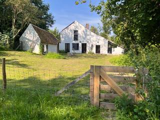 <br />°<strong> idyllisch 19e eeuws LANDHUIS</strong><br />° <u><strong>UNIEKE LIGGING</strong></u> in het heuvelend <strong>natuurgebied "Mene- en Jordaanvallei"</strong><br />(90.000 m2 stilte-gebied met prachtige wandel- en fietsroutes )<br /><br />° geen gewone woning, maar een zeldzame eigendom met een <u><strong>ZIEL !</strong></u><br /><br />-----------------------------------------------------------------------------------------------------------------<br />° op 6 minuutjes HOEGAARDEN en BOUTERSEM<br /> (oprit E40 en treinstation (lijn Hasselt-Leuven)<br />° LEUVEN op slechts 15 min <br />° op 12 min HAASRODE / TIENEN<br />° BRUSSEL op 25 min<br />° scholen op fietsafstand (oa Sint-Janscollege te MELDERT)<br />---------------------------------------------------------------------------------------------------------------<br />° <strong>absolute RUST en PRIVACY:</strong><br />---> midden heuvelend landschap<br />---> nauwelijks autoverkeer (slechts enkele bewoners in de straat) ,<br />ook geen geluid van autostrade, .......... !<br /><br />° <strong>veel CHARME:</strong> eiken balken, planken vloeren, oude deuren, houtkachel, ...<br /><br />------------------------------------------------------------------------------------------------------------------<br /><u>GELIJKVLOERS</u>:<br />° traphal met zithoek (14 m2)<br />° 2e inkomhal<br />° lichtrijk <u><strong>BUREAU </strong>of<strong> KAMER </strong>of<strong> 2e LIVING</strong></u> (13 m2)<br />° <u><strong>2e kleine kamer/bureau</strong></u> (6 m2)<br /><br />° gezellige lichtrijke <u><strong>LIVING</strong></u> (42 m2):<br />-- houtkachel<br />-- autentieke houten vloer<br />-- mooi uitzicht naar tuin<br /><br />° volledig ingerichte<u><strong> KEUKEN</strong></u><br />-- NIEUW van juni 2026 (nooit gebruikt)<br />-- aparte <u><strong>EETHOEK</strong></u> / zithoek<br /><br />° gastentoilet<br />° speel- of hobbyhoekje (5 m2)<br /><br />° BERGING / WASPLAATS<br />° GARAGE<br />------------------------------------------------------------------------------------<br /><u>1e VERDIEPING</u>: <br />° master-bedroom (40 m2) <br />-- eigen badkamer (douche) <br />-- dressing<br /><br />° KAMER 2 (12 m2) met lavabo<br />° KAMER 3 (20 m2) met lavabo en ingemaakte kasten<br /><br />° BADKAMER 2 (ligbad + douche) <br />° ruime HAL met ZITHOEK (18 m2)<br />------------------------------------------------------------------------------------<br /><u>DIVERSEN</u>:<br />° mooie houten vloeren in meeste ruimtes (parket of oude planken)<br />° wijnkelder<br />° zonnepanelen<br />° laadpaal voor elektrische wagen<br /><br />° <u><strong>mooie TUIN :</strong></u><br />-- 100 % privacy <br />-- met waterpartij en bron (veilig omheind voor kinderen)<br />-- onderhoudsvriendelijk (het snoeien van de hagen gebeurt door de eigenaar )<br /><br />° <u><strong>BIJGEBOUW</strong></u><br />-- volledig gerenoveerd (niet verwarmd)<br />-- ideaal als hobbyruimte, bureau, extra ontvangstruimte tijdens de zomermaanden, .....<br />-------------------------------------------------------------------------------------------<br />° een woning met deze charme en unieke ligging<br /> komt slechts zelden op de verhuurmarkt !<br />-------------------------------------------------------------------------------------------<br /><br /><br /><br /><br /><br />