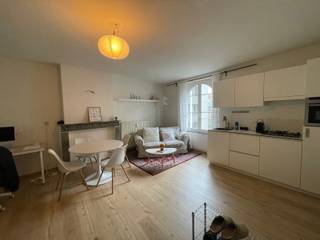 Ruime en lichtrijke studio met buitenruimte op een uitstekende locatie in het hartje van Leuven.De studio is gelegen op de 2de verdieping en is...