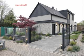 WSB-immo biedt u deze woning met uitzonderlijk potentieel aan, gelegen in een rustige straat te Londerzeel, op een ruim perceel van maar liefst ca. 660 m². Dankzij de gunstige ligging geniet u hier van een vlotte bereikbaarheid met scholen, winkels, openbaar vervoer en de A12 in de directe omgeving.

De woning beschikt momenteel over een bewoonbare oppervlakte van ca. 140 m² en omvat onder meer drie slaapkamers en een badkamer. Achteraan vindt u een diepe tuin die tal van mogelijkheden biedt voor wie op zoek is naar ruimte en privacy.

Dit pand is de ideale opportuniteit voor wie een woning volledig naar eigen smaak wil renoveren of voor investeerders die op zoek zijn naar een project met meerwaarde. Dankzij het ruime perceel en de uitbreidingsmogelijkheden zijn hier verschillende toekomstscenario’s mogelijk.

Er is reeds een renovatie-offerte beschikbaar (t.w.v. ca. €80.000), inclusief onder meer nieuwe ramen en deuren, dakwerken, isolatie en afwerking van de gevel. Na uitvoering van deze werken kan het pand aanzienlijk in comfort en energieprestatie verbeteren.

Kortom, een eigendom met karakter, ruimte en vooral veel potentieel op een interessante locatie.

Voor meer info en/of een bezoek: www.wsb-immo.be.
