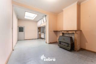 Deze te renoveren stadswoning is gunstig gelegen nabij het centrum van Roeselare, op wandelafstand van de Markt (mobiscore: 9,2/10). De woning is vlot bereikbaar, met diverse winkels, horeca, openbaar vervoer en sportfaciliteiten op wandelafstand.<br /><br />Bij binnenkomst betreedt u een ruime inkomhal met een aangrenzende berging die ook dienst kan doen als bureau. Verder komt u in de woon- en eetkamer, die toegang biedt tot zowel de keuken als de badkamer.<br /><br />Via de trappenhal bereikt u de eerste verdieping, waar een hal leidt naar twee ruime en lichtrijke slaapkamers. Vervolgens kunt u met een vaste trap naar de ruime zolderverdieping +/- 23 m², die na opknapwerk mogelijk als masterbedroom kan worden ingericht.<br /><br />Deze woning beschikt bovendien over een uitstekende ligging, verwarming op gaskachel(s), rolluiken, ....<br /><br />Renovatieplicht van toepassing.<br /><br /><strong>Deinst u er niet van terug uw handen uit de mouwen te steken? <br />Of bent u op zoek naar het ideale project? Aarzel niet en leg vandaag nog uw bezoek vast! </strong>