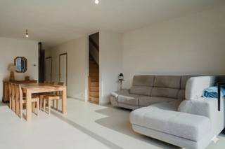 Bent u op zoek naar een huis te koop Kortrijk dat recent gebouwd, energiezuinig en rustig gelegen is? Dan is deze instapklare woning in de gegeerde woonwijk Langwater te Kortrijk absoluut het ontdekken waard. Dit huis te koop in Kortrijk (bouwjaar 2021) combineert hedendaags wooncomfort met een praktische indeling en een uitstekende bereikbaarheid.De woning beschikt over een lichtrijke leefruimte, een praktische keuken, eenberging, drie volwaardige slaapkamers en een ruime badkamer. Extra troef is de grote zolder, bereikbaar via een vaste trap, die indien gewenst kan worden ingericht als extra slaapkamer, bureau of hobbyruimte.Buiten geniet u van een onderhoudsvriendelijke tuin met zuid-west oriëntatie en een aangenaam terras. Daarnaast is er een praktische garage, inbegrepen. De woning is bovendien energiezuinig (EPC A) en uitgerust met zonnepanelen.Deze woning wordt aangeboden via Pre-Sale. Op zaterdag 28/03 kan u de woning voor een eerste keer ontdekken op afspraak. Daarna kan de woning nogmaals bezocht worden in de week van 30/03 tot 03/04. Tegen vrijdag 03/04 12u dient u een eenmalig maximaal bod uit te brengen. Meer info via Matthias Vanneste (0479 67 68 48 of matthias.vanneste@dewaele.com)De eigendom wordt aangeboden via de Pre-sale formule. Op 03/04/2026 tussen 10:00 en 12:00 kan u de woning op afspraak komen bezichtigen en een bod uitbrengen. De vermelde prijs is een instelprijs. Voor meer info, gelieve contact op te nemen met de dossierverantwoordelijke.