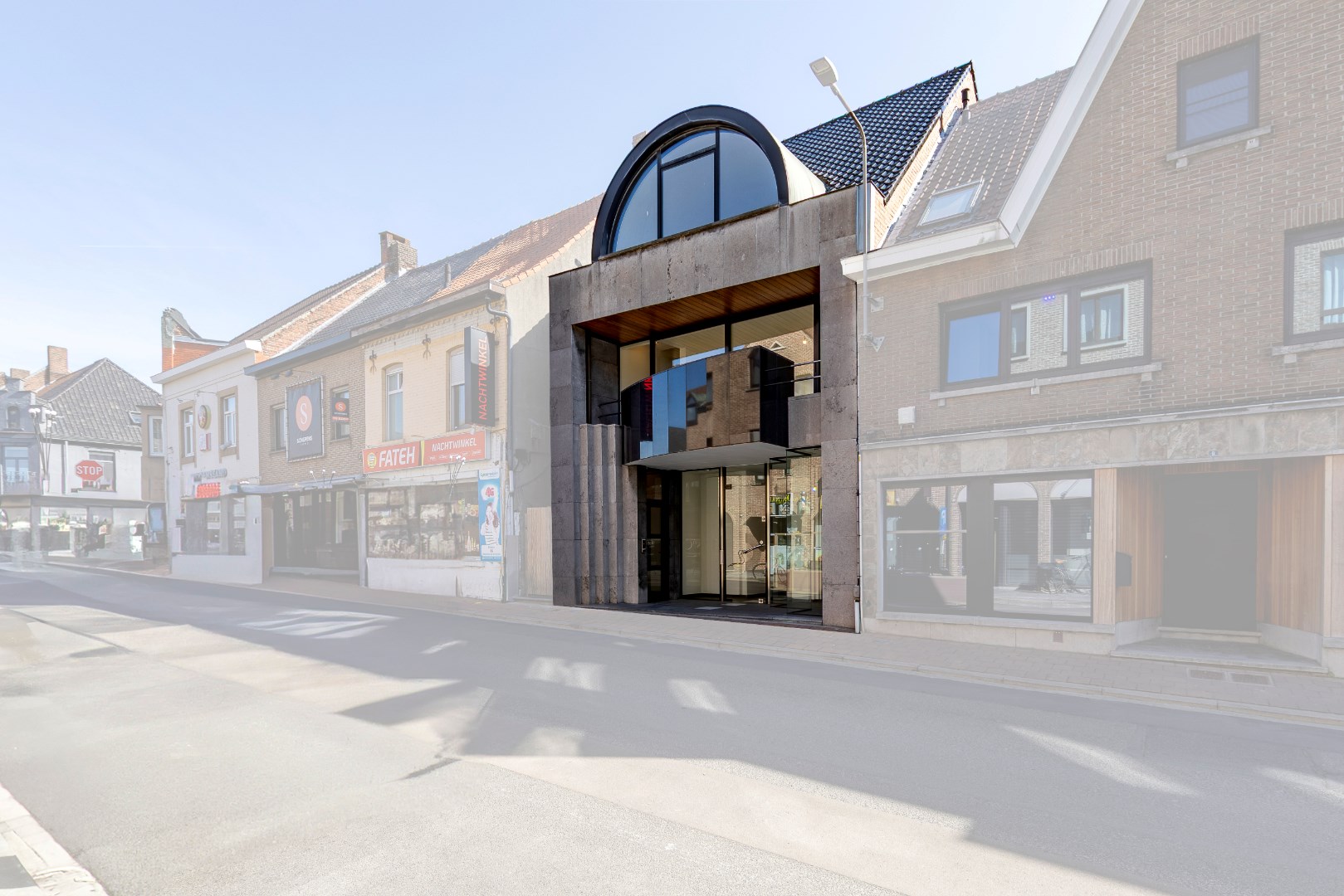 Instapklaar handelspand met ruim duplexappartement in hartje Meulebeke - foto 1