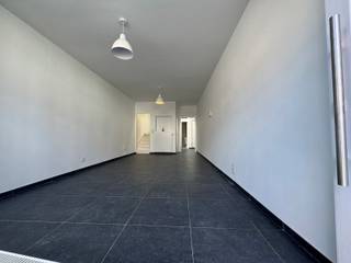 Woning te huur in Geraardsbergen<br /><br />Ben je op zoek naar een instapklare woning met ruimte? Dan is deze prachtige gezinswoning precies wat je zoekt!<br /><br />Deze recent gerenoveerde woning beschikt over:<br /><br />2 ruime slaapkamers, volledig uitgeruste keuken, mooie leefruimte met veel lichtinval en een aangename eetplaats.<br /><br />Gelegen dichtbij winkels, scholen, openbaar vervoer en op vlotte afstand van het centrum en belangrijke invalswegen.<br /><br />Extra troeven: Energiezuinig, volledig geschilderd en instapklaar, veel opbergruimte<br /><br />Interesse? Neem vandaag nog contact op voor een bezoek op 0492/82.50.00: Jerko<br />Mail Naar Jerko@cornelis-goeman.be