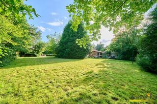 <p><span>Deze rustig gelegen woning staat instapklaar op je te wachten.</span></p><p><span>Het totale perceel meet 12a46ca en grenst aan het idyllische kanaal van Beverlo.</span></p><p><span> </span></p><p><span>Binnen is er alvast grotendeels gerenoveerd, op de badkamer na.</span></p><p><span> </span></p><p><span>In het geheel zijn er 4 slaapkamers, waarvan 1 gelijkvloers. De woonruimte oogt fris en heeft een mooie lichtinval.</span></p><p><span> </span></p><p><span>Het dient gezegd: de achterbouw behoeft wel wat aandacht.</span></p><p><span><br />Verder staat er nog een ruime garage tot uw beschikking.</span></p><p><span> </span></p><p><span> </span></p><p><span>Renovatieverplichting residentiële gebouwen van toepassing.<br />Meer info: <span>https://energiesparen.be/renovatieverplichting</span></span></p><p><span> </span></p><p><span>Bestuursmaatregelen in het maatregelenregister: nee</span><span> </span></p><p><span> </span></p><p><span> </span></p>