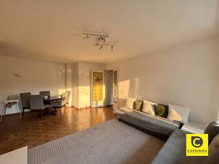 <p><span>Ruim energiezuinig 2-slaapkamerappartement met terras op toplocatie te Berchem!</span></p><p><span>Dit verzorgde 2-slaapkamerappartement is gelegen aan de gegeerde Fruithoflaan in Berchem en geniet van een uitstekende, centrale ligging. Winkels, supermarkten, openbaar vervoer, scholen en belangrijke invalswegen bevinden zich op korte afstand, waardoor u comfortabel woont met alle voorzieningen binnen handbereik. </span></p><p><span> </span></p><p><span>Het appartement heeft volgende indeling:</span></p><p><span> </span></p><p><span>Inkomhal</span></p><p><span>Via de inkomhal bereikt u de verschillende ruimtes van het appartement, de hal is voorzien van een ingemaakte vestiaire kast. Verder beschikt het appartement over een aparte nachthal met een praktische ingemaakte kast, ideaal als extra opbergruimte.</span><span> </span></p><p><span> </span></p><p><span>Leefruimte & keuken</span></p><p><span>De ruime leefruimte van ca. 25 m² geniet dankzij de grote raampartijen van een aangename natuurlijke lichtinval. De warme parketvloer zorgt voor een gezellige en stijlvolle uitstraling. Vanuit de leefruimte heeft u rechtstreeks toegang tot het ruime terras. Alsook is hier een automatisch rolluik aanwezig voor de nodige privacy.</span></p><p><span> </span></p><p><span>De aparte keuken is praktisch ingericht en uitgerust met een koelkast, aparte vriezer, elektrisch kookvuur en vaatwasser. Ook vanuit de keuken heeft u toegang tot het terras, wat zorgt voor extra gebruiksgemak. De keuken is afgewerkt met een onderhoudsvriendelijke tegelvloer. </span></p><p><span> </span></p><p><span>Bovendien zijn de ramen voorzien van vliegenramen.</span></p><p><span> </span></p><p><span>Slaapkamers & badkamer</span><span><br /></span><span>Het appartement beschikt over twee volwaardige slaapkamers. De tweede slaapkamer is voorzien van een ruime ingemaakte kast met legschappen en leent zich perfect als kinderkamer, bureau of logeerkamer.</span></p><p><span> </span></p><p><span>De badkamer is uitgerust met een ligbad, lavabo, aansluiting voor een wasmachine en is afgewerkt met een tegelvloer. Daarnaast is er een afzonderlijk toilet.</span></p><p><span> </span></p><p><span>Terras<br /></span><span>Het ruime, oostgerichte terras van ca. 12,5 m² is bereikbaar via zowel de leefruimte als de keuken. Dankzij de gunstige oriëntatie geniet u hier van de ochtendzon. Bovendien is het terras uitgerust met een elektrisch rolluik, wat zorgt voor extra comfort en privacy.</span></p><p><span>Bij het appartement hoort een privatieve kelder, ideaal voor het opbergen van seizoensgebonden materiaal. </span></p><p><span> </span></p><p><span>Huurprijs en maandelijkse kosten</span></p><p><span>Huurprijs: €930/maand</span></p><p><span>Provisiekosten: €175/maand (verwarming, water en gemeenschappelijke kosten)</span></p><p><span>Beschikbaar: 01/10/2026</span></p><p><span> </span></p><p><span>Extra troeven</span></p><p><span>- Topligging</span></p><p><span>- Terras</span></p><p><span>- Kelder</span></p><p><span>- energiezuinig</span></p><p><span>- radiatoren uitgerust met thermostatische kranen</span></p><p><span>- nieuwe ramen sinds 2023</span></p><p><span> </span></p>