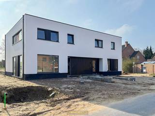 <p><span><u>Mogelijkheid tot aankoop à verlaagd BTW-tarief (6%)!!!</u></span></p>

<p><br />Moderne, <strong>ENERGIEZUINIGE HALFOPEN NIEUWBOUWWONING</strong> met zonnige tuin, <strong>DUURZAME TECHNIEKEN</strong> en een eigentijdse afwerking. Gelegen op een <strong>PERCEEL VAN 571,5 M²</strong> combineert deze woning <strong>STRAK DESIGN MET MAXIMAAL WOONCOMFORT</strong>. Dankzij de <strong>ZONNEPANELEN, WARMTEPOMP EN VLOERVERWARMING</strong> beantwoordt ze moeiteloos aan de laatste energienormen. De <strong>BEWOONBARE OPPERVLAKTE VAN 168 M²</strong> biedt een open en lichtrijke leefruimte <strong>MET GROTE RAAMPARTIJEN</strong> die uitgeven op de perfect georiënteerde tuin. De leefruimte vloeit naadloos over in een <strong>MODERNE KEUKEN MET KOOKEILAND</strong>, waar functionaliteit en gezelligheid centraal staan. Op het gelijkvloers bevindt zich ook een <strong>PRAKTISCHE BERGING/WASPLAATS</strong>. Boven zijn er <strong>DRIE VOLWAARDIGE SLAAPKAMERS</strong> en een stijlvol ingerichte badkamer. Vanuit de <strong>TUIN</strong> kan u genieten van de <strong>RUST</strong>. Deze woning bevindt zich in een <strong>RUSTIGE, LANDELIJKE OMGEVING</strong> met een vlotte verbinding naar zowel Brakel als Zwalm.<br /><br />Adres: Heuvelgem op grens van Zwalm - Brakel<br /><br />P-score: B, G-score: B</p>