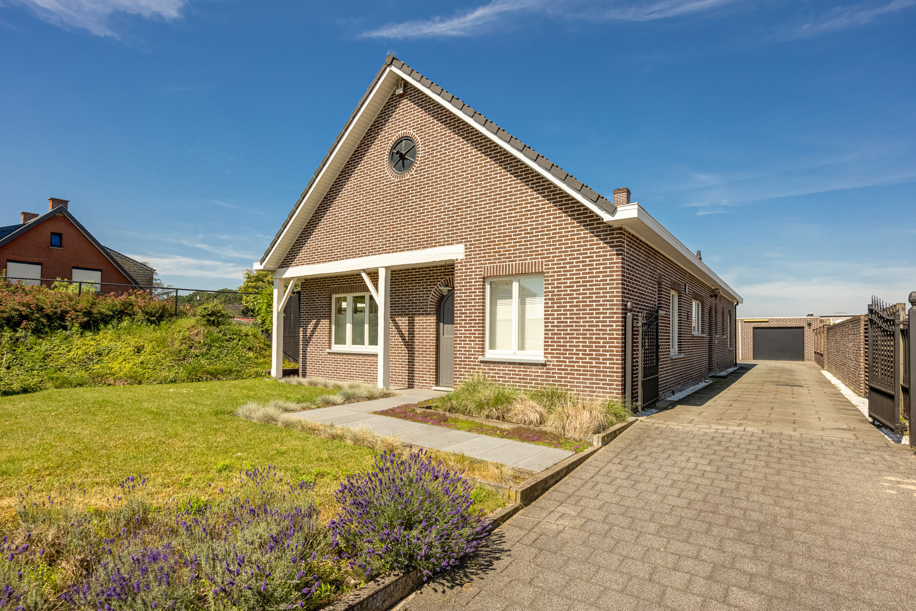 Gerenoveerde laagbouwwoning met grote opslagruimte op ca 1.374m² (mogelijkheid tot creëren van extra bouwgrond). - foto 2
