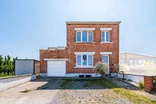Maison 4 façades située à Bovenistier (Waremme), sur un terrain de 10 ares, avec une surface habitable de 248 m². Le bien offre de belles...