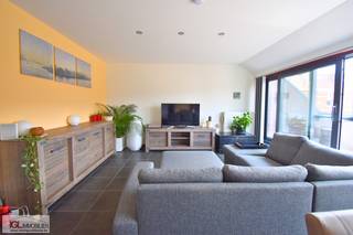 Immo Groot Leeuw vous propose ce duplex situé aux 1er et 2e étages, en plein centre de Ruisbroek.Au 1er étage, vous trouverez un hall d’entrée, des...