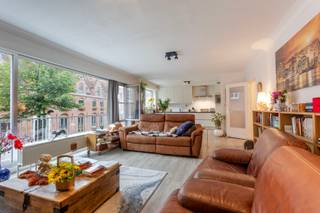 Dit mooie en volledig vernieuwde appartement in hartje Tielt vinden we terug op de eerste verdieping van residentie Ter Halle en is bereikbaar met...