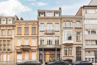 <p>Wonen met charme, klasse en een vleugje grandeur</p><p>Een gebouw dat niet alleen gezien mag worden, maar ook één met een architecturale air. Hier ademt de gevel art nouveau, kom je binnen in een authentieke hal, heb je hoge plafonds. Een woning met geschiedenis en een verhaal, en dit in een modern jasje.</p><p>Welkom in de geliefde Markgravewijk, een levendige buurt met standing waar architecturale parels, het stadsleven en de rust hand in hand gaan. Parken zijn hier om de hoek, het hipste restaurant van 2025, Cobrahouse is je nieuwe go to en één van de beste bakkers in Antwerpen, Domestic, ligt op wandelafstand. Dit in combinatie met een top bereikbaarheid is een match made in heaven.</p><p>Waarom je hier wil wonen<br />•    Elegante architectuur en volledig gerenoveerd gebouw (ontworpen door Jules Dries, 1910)<br />•    Veel lichtinval en prachtige hoge plafonds<br />•    Terras en balkon met zicht op het park<br />•    Twee volwaardige slaapkamers met een aangenaam ruimtegevoel<br />•    Centrale ligging<br />•    Instapklaar</p><p>Op de gelijkvloerse verdieping van het gebouw vinden we het appartement met 2 slaapkamers en tuin. Een mooie leefruimte met toegang naar de open keuken en eetkamer. De eetkamer ligt in het verlengde van de leefruimte en kan je afscheiden met de dubbele deur. Een open keuken, voorzien van alle toestellen (Miele – Samsung) en eiland, met toegang naar het terras aan de achterzijde met zicht op groen. In de nachthal is er een gastentoilet en berging met aansluiting voor wastoestel en droogkast.</p><p>De masterbedroom heeft een naastgelegen badkamer. De 2de kamer ligt aan de voorzijde van het appartement en is perfect als hobbykamer, gastenkamer of bureau.<br />Interesse? Wacht niet te lang en maak je afspraak via www.sinjoor.be of 03 283 05 00.<span><span></span></span></p>