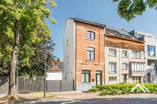 Deze volledige gerenoveerde woning met zonnepanelen is een perfecte buitenkans voor wie op zoek is naar een instapklare moderne woning, voorzien van alle moderne wooncomfort. De zwartmetalen voordeur zet meteen de trend : ze brengt je tot in een ruime inkomhal en een handige opbergruimte (met aansluitingen voor wasmachine). Via een tweede zwartmetalen glasdeur kom je tot in de zeer lichtrijke en volumineuze leefruimte met open keuken. Het aangename gevoel wordt gecreëerd door de combinatie van veel lichtinval en een verhoogd plafond. De keuken is uitgerust met alle moderne kookcomfort, en de tuin en het terras worden door het grote schuifraam ook visueel mooi met de living verbonden. Op de eerste verdieping vinden we een eerste heel ruime slaapkamer terug, net als een heel stijlvolle badkamer met zowel riante inloopdouche als ligbad. De verdieping erboven herbergt de twee volgende slaapkamers, en daarbovenop is er op de zolderverdieping nog ruimte voor een vierde slaapkamer. De tuin is volledig afgesloten, inclusief een stijlvol automatisch metalen poort. Het pand is zeer vlot bereikbaar, en gelegen op fietsafstand van het centrum van Gent. Op de oprit is er plaats voor meerdere wagens. Inschrijven via mail naar tommy@immo-home.be, geen telefonische inschrijvingen! Volg ons op Fb en Insta. Voor meer info: www.immo-home.be. GRATIS SCHATTING & GRATIS FINANCIEEL ADVIES