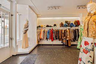 n de Manestraat bevindt zich dit veelzijdige pop-up handelspand te huur in Roeselare, vrij vanaf oktober. Dit stuk bedrijfsvastgoed heeft een oppervlakte van ca. 163 m² en biedt de optie tot wonen en werken. Het pand is instapklaar dankzij grondige opfriswerken en een recent vernieuwd dak in 2024.<br /><br />Ligging en bereikbaarheid:<br />Dit handelspand te huur is gelegen nabij de Grote Markt in het centrum van Roeselare. Er is ruim voldoende parkeergelegenheid in de directe omgeving van de Manestraat.<br /><br />Indeling van het pand:<br />Totale bruikbare vloeroppervlakte van ca. 163 m²<br /><br />- Gelijkvloers: winkelruimte, apart bureau, toilet en kelder<br /><br />- 1ste verdieping: leefruimte of open kantoorruimte met bergruimte<br /><br />- 2de verdieping: 2 slaapkamers en een badkamer<br /><br /><br />Enkel beschikbaar voor een pop-up (vrij vanaf oktober)<br /><br /><br />Dit unieke handelspand te huur in Roeselare is de ideale kans om uw pop-up onderneming te starten op een centrale locatie. Neem contact op voor meer details over deze pop-up ruimte te huur in Roeselare.<br /><br />Bent u op zoek naar bedrijfsvastgoed bestaande uit een handelspand te huur in Roeselare? Aarzel dan niet om ons te contacteren op het nummer 051 21 22 23.<br /><br />Bestuursmaatregelen in het maatregelenregister: in aanvraag<br /><br />Deze AI-visualisaties zijn bedoeld als inspiratie. Er werd geen rekening gehouden met technische specificaties, stedenbouwkundige voorschriften of de concrete mogelijkheden tot realisatie.