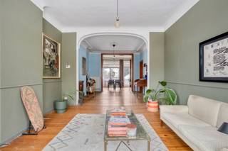 Zeer ruime woning met 6 slaapkamers en mogelijk ruimte vrij beroep.Deze woning werd tot op heden gerenoveerd met behoud van de authentieke...