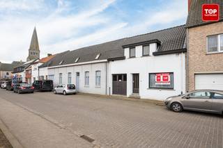 Deze ruime te renoveren woning is gelegen in het rustige Zomergem, op slechts 25 minuten van het centrum van Gent en een kwartier van Eeklo...