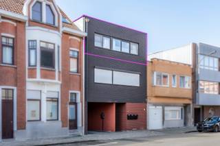 Welkom in de Adrien Van Roeyenstraat 27 b0201 te Zwijndrecht. Dit appartement is gelegen vlakbij het centrum, winkels, invalswegen en het openbaar vervoer. Het gebouw is gebouwd in <strong>2016</strong> en bestaat uit 3 appartementen wat het een <strong>kleinschalig en gezellig</strong> geheel maakt.<br /><br />We stappen binnen en nemen de <strong>trap naar de 2e verdieping</strong>. We komen binnen in de <strong>inkomhal </strong>die ons naar de ruime en lichtrijke <strong>woonkamer </strong>brengt. <br />Vanuit de woonkamer hebben we ook toegang tot het gezellige <strong>terras</strong>. Aansluitend vinden we de <strong>moderne open keuken</strong> uitgerust met oven, microgolf, kookvuur, ijskast, vaatwasser en dubbele spoelbak. Dankzij het <strong>grote kookeiland</strong> is het hier gezellig koken. Bij de keuken hoort nog een <strong>handige berging</strong> met aansluitingen voor wasmachine en droogkast.<br /><br />Aan de andere kant van het appartement vinden we <strong>twee ruime slaapkamers</strong>, een <strong>apart toilet </strong>en een ruime <strong>badkamer</strong>. De badkamer is voorzien van een lavabomeubel en een inloopdouche.<br /><br />Beneden op het gelijkvloers is er nog een<strong> gemeenschappelijke berging </strong>voorzien.<br /><br />Extra: Als extra is er een <strong>garage</strong> inbegrepen in de prijs. Hier is elektriciteit voorzien. De garage bevindt zich in de Adrien Van Roeyenstraat 23 op slechts enkele meters van het appartement.<br /><br /><u><strong>Technisch:</strong></u><br />- EPC: 111 kWh/m2jaar<br />- G-&amp;P-score: A&amp;A<br />- Geen renovatieplicht<br />- Stedenbouw in aanvraag