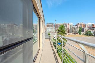 Gerenoveerd 2 slaapkamer hoekappartement met open uitzicht en zonnige terrassen te koop te Middelkerke, Koninginnelaan 88.<br />Dit fantastische appartement situeert zich op de tweede verdieping van de Residentie "Golf". Dankzij de topligging bevindt u zich vlakbij de Zeedijk, openbaar vervoer, winkels en horeca. <br />Mogelijkheid tot aankopen van een garagebox in de buurt.<br /><br />Indeling:<br />- fantastisch lichtrijke woonkamer<br />- aansluitend zonneterras<br />- open geïnstalleerde keuken<br />- binnenkamer<br />- slaapkamer met aansluitend terras (4m²) <br />- opbergruimte <br />- badkamer met inloopdouche, toilet en lavabo meubel met spiegelkast<br /><br />Troeven:<br />- fantastisch lichtrijk appartement<br />- aangenaam open zicht<br />- gemeenschappelijke fietsenberging in het gebouw<br />- veel parkeergelegenheid in de buurt<br />- mogelijkheid tot aankopen van een garagebox in de buurt<br /><br />Dit betreft oorspronkelijk een 1 slaapkamer appartement, met een extra bijgemaakte tweede slaapkamer. <br /><br />Bent u op zoek naar een gerenoveerd hoekappartement met 2 slaapkamers te koop centraal gelegen te Middelkerke? Aarzel niet en leg vandaag nog uw bezoek vast!<br /><br />Bestuursmaatregelen in het maatregelenregister: in aanvraag