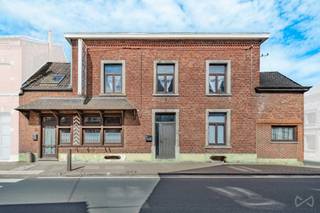 Contact : Maxime Van den Abbeele : 0494/05.23.55 - maxime.v@weinvest.be
Votre agence We Invest Charleroi & en Fagne vous présente aujourd'hui un nouveau bien!
Située à Morialmé, cette maison 3 façades offre de très beaux volumes et un fort potentiel pour différents projets. Avec ses 299 m² habitables, elle conviendra aussi bien à une famille à la recherche d’espace qu’à un indépendant souhaitant combiner habitation et activité professionnelle.
Le bien se compose d’un vaste séjour, d’une cuisine avec accès vers l’extérieur, de 4 grandes chambres, d’une salle de bains et de deux salles de douche. On y retrouve également un espace commercial de plus de 63 m² ainsi qu’un atelier, ce qui ouvre la porte à de nombreuses possibilités d’aménagement selon les besoins de chacun.
À l’extérieur, la maison bénéficie d’une belle terrasse de 43 m² et d’un jardin orienté ouest, idéal pour profiter des beaux jours. Un grenier aménageable, deux garages, des caves ainsi que des emplacements de parking viennent compléter l’ensemble.
Une maison aux volumes rares, offrant de nombreuses possibilités après rénovation, à découvrir sans tarder.
PEB : E – 397 kWh/m².an - 20260616034429
Faire offre à partir de 197.000 €
Annonce indicative et non contractuelle, sous réserve d’acceptation des propriétaires.
