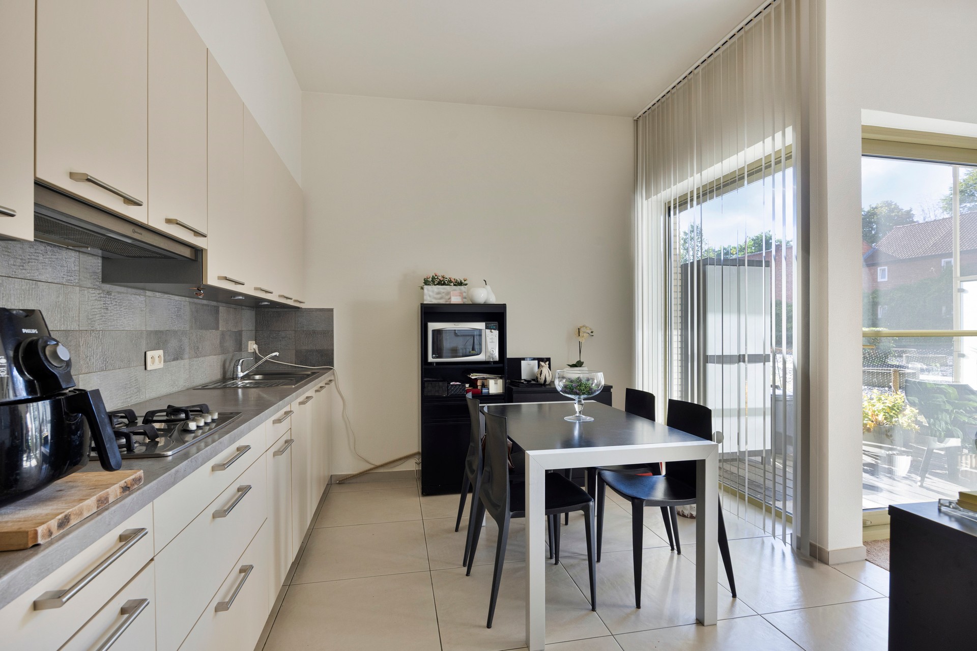 Lichtrijk gelijkvloers appartement met aparte toegang, 2 slaapkamers en plafonds van ca. 3 m - foto 5