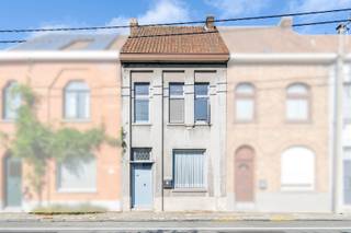 <p><span>Op te frissen woning met charmante elementen en uitbreidingsmogelijkheden in Harelbeke</span></p><p><span>Richtprijs: 169.500</span></p><p><span>Op zoek naar een woning die u volledig naar eigen smaak kunt opfrissen? Dan is deze karaktervolle woning in de </span><span>Peter Benoitstraat 20 te Harelbeke</span><span> zeker een bezoek waard!</span></p><p><span>Bij het betreden van de woning komt u terecht in een inkomhal die onmiddellijk charme uitstraalt dankzij de authentieke vloer en hoge plafonds. Verder beschikt de woning over een gezellige leef- en zitruimte met decoratieve moulures, een ruime keuken, badkamer, afzonderlijk toilet en een veranda met zicht op de tuin.</span></p><p><span>Op de eerste verdieping bevinden zich </span><span>2 volwaardige slaapkamers</span><span>. </span></p><p><span>Via een vaste trap bereikt u de zolderverdieping, die tal van mogelijkheden biedt voor het creëren van extra slaapkamers, een hobbyruimte of een thuiskantoor.</span></p><p><span>Buiten geniet u van een aangename tuin en een praktische buitenberging.</span></p><p><span> </span></p><p><span>Troeven van deze woning:</span><span> <br />- 2 slaapkamers<br />- Zolder bereikbaar via vaste trap met uitbreidingsmogelijkheden<br />- Tuin en buitenberging aanwezig<br />- Authentieke inkomvloer<br />- Hoge plafonds<br />- Decoratieve moulures in inkomhal en leefruimte<br />- Centrale ligging nabij winkels, scholen en verbindingswegen</span></p><p><span> </span></p><p><span>Bent u op zoek naar een woning met karakter en potentieel? Contacteer ons vandaag nog voor een bezoek.</span></p><p><span>stijn@vastgoedkantoorvanassche.be<br />0476 76 38 76</span></p><p><span> </span></p>