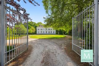<p><span>Bent u op zoek naar een prachtige locatie voor het oprichten van uw restaurant, medisch centrum, kantoren al dan niet in combinatie met wonen? Dan is dit prachtig pand, gelegen in een park van 2,5ha, zeker iets voor u.</span></p><p><span>Het Kasteel werd gebouwd in 1854 en heeft dienst gedaan als woning. Echter, de laatste jaren wordt het gebruikt als kantoorruimte. Er zijn dus zeer veel mogelijkheden met deze prachtige eigendom. </span></p><p><span>U rijdt het eigendom binnen via de mooie oprijlaan en u beschikt over voldoende parking!</span></p><p><span>U komt binnen in de centrale inkomhal vanwaar u de grote vergaderzaal bereikt. Via de prachtige authentieke deuren komt u zo in de ontvangstruimte en tweede kantoor. Van hieruit kan u ook de prachtige tuin betreden. Verder beschikt u op ve gelijkvloerse verdieping nog over een keuken met eetplaats en gastentoiletten.</span></p><p><span>Via de prachtige wenteltrap bereikt u het eerste verdiep. Hier beschikt u over 4 grote kantoorruimtes en ook sanitaire ruimte.</span></p><p><span>Op de tweede verdieping beschikt u nog eens over 4 multifunctionele ruimtes, die ook nog verder opgeslpitst kunnen worden.</span></p><p><span>Door de grote ruimtes, is het ook mogelijk om een lift te plaatsen.</span></p><p><span>Met zijn ligging vlakbij de R6 en belangrijke invalswegen naar Aatwerpen-Brussel-Leuven, heeft dit pand zeer veel troeven.</span></p><p><span>Interesse in deze unieke parel? Bel of mail ons voor meer informatie of een bezoek! (info@demakelaardij.be of 015/20.20.82)</span></p><p><span> </span></p>