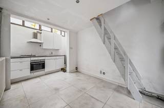 Deze totaal te renoveren woning biedt u de kans om alles naar uw eigen smaak en stijl in te richten. Zowel de technieken als het dak en de...