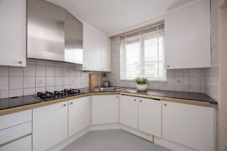 <p><span>Instapklaar 3-slaapkamerappartement INCL GARAGEBOX</span></p><p><span>Ontdek dit instapklare en ruime appartement, ideaal gelegen in Ekeren (2180), vlakbij het station en openbaar vervoer, en op wandelafstand van het centrum.</span></p><p><span>Het appartement verwelkomt u via een inkomhal met gastentoilet. De lichtrijke en ruime woonkamer zorgt voor een aangename leefomgeving. Aansluitend vindt u een volledig geïnstalleerde keuken.</span></p><p><span>Verder beschikt het appartement over drie slaapkamers, waarvan de derde slaapkamer toegang biedt tot het terras ideaal om te genieten van een rustig moment buiten. De badkamer is praktisch ingericht en compleet.</span></p><p><span>Extra troef is de bijhorende garagebox, wat zorgt voor extra comfort en parkeergemak.</span></p><p><span>Troeven:</span></p><ul><li><span>Instapklaar</span></li><li><span>3 volwaardige slaapkamers</span></li><li><span>Terras</span></li><li><span>Garagebox inbegrepen</span></li><li><span>Uitstekende ligging nabij station, openbaar vervoer en centrum</span></li></ul><p><span>Interesse? Contacteer ons voor een bezoek! Wij zijn bereikbaar op het volgende nummer 03/633.12.029 of email <span>info@immogreenstar.be</span></span></p><p><span>Bestuursmaatregelen in het maatregelenregister: nee</span></p>