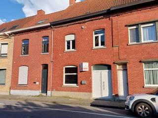 Woning gelegen in het centrum van Wevelgem bestaande uit: ruime inkom, living, keuken, kelder, badkamer, zuid-gericht terras met...