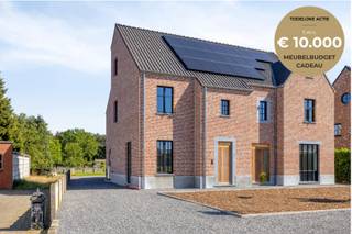 Vraagprijs: € 430.000 excl. 21% BTW <br />Instapklare nieuwbouwwoning, volledig afgewerkt met uitzondering van keuken en badkamers<br /><br />De woning wordt volledig afgewerkt aangeboden. De keuken en de twee badkamers zijn niet inbegrepen in de vermelde vraagprijs. Hierdoor heeft de koper de vrijheid om deze volledig naar eigen smaak en budget te kiezen en te laten plaatsen.<br /><br />Belangrijk: de keuken en badkamers die zichtbaar zijn op de foto's zijn louter ter illustratie en niet inbegrepen in de vraagprijs.<br /><br />=> Ligging <br />De Grote Baan in Ellikom (deelgemeente van Oudsbergen) bevindt zich langs de N73, een belangrijke verbindingsweg tussen Bree, Peer en Bocholt. Deze centrale ligging biedt vlotte bereikbaarheid naar omliggende steden en voorzieningen.<br /><br />=> Indeling<br />- Inkomhal <br />- Apart gastentoilet<br />- Leefruimte met open keuken<br />- Bergruimte<br /><br />=> Verdieping<br />- Nachthal<br />- Apart toilet<br />- Drie slaapkamers<br />- Twee badkamers<br /><br />=> Zolder<br />- Zolderruimte<br />- Technische ruimte<br /><br />=> Comfort<br />- Warmtepomp (lucht-water) via vloerverwarming<br />- Aluminium (steel-look) ramen met driedubbele beglazing<br />- Zonnepanelen (4600 WP - 10 panelen)<br />- Ventilatiesysteem D<br />- Domotica aanwezig<br />- Regenwaterput van 10.000 liter met recuperatie toiletten en buitenkraan<br /><br />=> Meerwerken:<br />- Keuken<br />- Sanitaire toestellen, badkamermeubels en verdere afwerking van de twee badkamers<br />- Carport<br />- Afwerking zolder met gyproc<br />- Alarmsysteem<br />- Tuinaanleg<br />- Bestrating