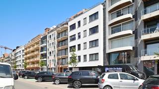 Mooi 3-slaapkamerappartement met open uitzicht op de Koningslaan, op wandelafstand van het Albertstrand en het Rubensplein, bevindt zich dit aangenaam appartement met drie slaapkamers.<br />De lichtrijke leefruimte geniet van grote raampartijen en sluit aan op de keuken. De badkamer is uitgerust met toilet, lavabomeubel en een ligbad met douchefunctie. Er zijn drie volwaardige slaapkamers (ruimte voor een dubbel bed én raam aan iedere kamer), wat het appartement geschikt maakt voor zowel vaste bewoning als tweede verblijf.<br />De residentie is verzorgd en werd steeds goed onderhouden.<br />De gevel werd recent gerenoveerd.<br />EPC: 175 kWh/m²/j [B-label]
