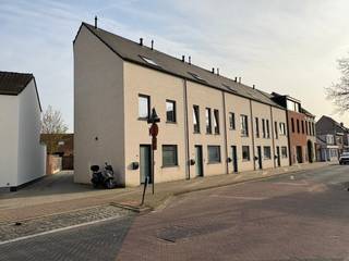 Deze prachtige nieuwbouwwoning is gelegen in een rustige, groene omgeving, en dit op wandelafstand van het centrum van Ekeren. De woning biedt een ideale combinatie van ruimte, comfort en ligging. Met maar liefst vijf slaapkamers, twee badkamers en een privatieve tuin is dit de perfecte gezinswoning.<br /><br />Indeling:<br /><br /><u><strong>Gelijkvloers:</strong></u><br /><br />Via de inkomhal met vestiaire betreedt u de lichtrijke, open leefruimte +/- 27 m² met directe toegang tot het terras en de privatieve tuin. De open keuken +/- 12 m² is volledig uitgerust met een koelkast, combi-oven, elektrisch kookvuur, dampkap en vaatwasser. Verder beschikt het gelijkvloers over een apart gastentoilet en een praktische berging.<br /><br /><u><strong>Eerste verdieping:</strong></u><br /><br />De nachthal geeft toegang tot twee slaapkamers, één slaapkamer van +/- 15 m² en één slaapkamer van +/- 12 m²  en een ruime master bedroom van +/- 18 m² . Deze kamers delen een badkamer uitgerust met lavabo, handdoekdroger, bad en douche. Daarnaast is er een apart toilet op deze verdieping.<br /><br /><u><strong>Tweede verdieping:</strong></u><br /><br />Hier bevinden zich slaapkamer 4 van +/- 15 m² en 5 van +/- 15 m², die samen een tweede badkamer delen. Deze is voorzien van een lavabo, handdoekdroger, douche en toilet.<br /><br />Extra troeven:<br /><br />Privatieve tuin + toegang tot een grote, afgesloten gemeenschappelijke tuin<br />Autostaanplaats achter de woning<br />Fietsenberging voorzien<br />Woning is voorzien van zonnepanelen<br /><br />ONMIDDELIJK BESCHIKBAAR!<br /><br /> 