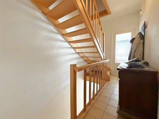 <p><strong>BESCHIKBAAR VANAF 1 OKTOBER | INSTAPKLAAR DUPLEXAPPARTEMENT MET TWEE SLAAPKAMERS IN HARTJE MEULEBEKE</strong><br />Gelegen in het hartje van Meulebeke, op wandelafstand van de markt, winkels, bakker, scholen en openbaar vervoer, bevindt zich dit instapklare duplexappartement.</p><p><strong>INDELING: </strong><br />Via de inkomhal kom je binnen in de lichtrijke leefruimte. De keuken is praktisch ingericht en uitgerust met een spoelbak, kookplaat, oven en dampkap. Aansluitend is er ook een berging.<br />Op de bovenverdieping bevinden zich twee volwaardige slaapkamers, een badkamer (bad | lavabo met meubel), een afzonderlijk toilet en een zolder. Tevens beschikt het appartement over een gezellig terras.<br />Het is bovendien energiezuiniger dan het EPC laat uitschijnen: recent werd een lucht-luchtwarmtepomp geplaatst, die nog niet werd meegerekend in de huidige EPC-score.</p><p><strong>TROEVEN:</strong><br />- TOPLIGGING <br />- TERRAS <br />- ZOLDER </p><p> </p><p> </p>