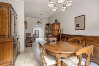 <p>Deze verrassend ruime woning beschikt over een <strong>bewoonbare oppervlakte van 162 m²</strong> en is gelegen op een centrale locatie te Hoboken. De inkomhal geeft uit op een <strong>royale en lichtrijke leefruimte</strong>, die naadloos overgaat in een aangename eetkamer. Dankzij de open indeling geniet deze ruimte van een mooie lichtinval en een aangenaam ruimtegevoel. Aansluitend bevindt zich de keuken, die is uitgerust met een elektrische kookplaat, dampkap, oven, microgolfoven en een dubbele spoelbak. Vanuit de keuken heeft men toegang tot een apart gastentoilet en de badkamer, voorzien van een bad met douchefunctie en een enkel wasmeubel. Over de badkamer bevindt zich nog een praktische berging met aansluiting voor een wasmachine. Deze berging geeft op zijn beurt toegang tot de noordwest georiënteerde <strong>tuin van ca. 74 m² groot</strong>. Op de tussenverdieping bevindt zich een eerste, bijzonder<strong> ruime slaapkamer</strong>, die momenteel werd ingericht als tweede leefruimte. Via de trap bereikt men de eerste verdieping, waar zich <strong>nog twee volwaardige slaapkamers</strong> bevinden. Verder beschikt de woning over een ruime bergzolder.</p><p>Er is eveneens de mogelijkheid tot aankoop van een afgesloten garage op wandelafstand aan €25.000,00.</p><p>Extra:<br />- EPC: 697 kWh/m² (F-score → renovatieverplichting!)<br />- Elektriciteit conform!<br />- Woongebied, Vg, Gmo, Vv, Gvkr<br />- Niet opgenomen in het maatregelenregister </p><p>Nabij school, winkels, autosnelweg, openbaar vervoer, etc. Voor meer info ga naar www.coenenvastgoed.be of bel 03/375.82.92</p>