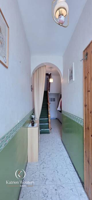 <u><strong>PLUSPUNTEN:</strong></u><br />+ TOP-ligging<br />+ Veel potentieel<br />+ Onderhoudsvriendelijke tuin<br /><br />Deze woning biedt een uitstekende kans voor wie een ruim pand zoekt dat volledig naar eigen smaak gerenoveerd kan worden. Gelegen in een residentiële buurt, met een vlotte verbinding naar zowel Hasselt als Sint-Truiden, combineert deze halfopen bebouwing het beste van twee werelden: de rust van landelijk wonen en de nabijheid van stadsvoorzieningen.<br /><br /><u><strong>INDELING:</strong></u><br />De woning, gebouwd in 1935, heeft een bruikbare oppervlakte van 139m² en bestaat uit drie verdiepingen. Hoewel het pand te renoveren is, biedt de solide basisstructuur veel potentieel om het om te vormen tot een prachtige gezinswoning.<br /><br />Bij binnenkomst tref je een praktische indeling met een ruime woonkamer met aansluitend een grote keuken. De badkamer bevindt zich eveneens op het gelijkvloers. De aanpalende garage zorgt voor extra comfort, wel zo handig voor extra opslagruimte en makkelijk parkeren. Zo staat je wagen altijd veilig en droog binnen. <br /><br />Op de eerste verdieping bevinden zich 2 degelijke slaapkamers. Nood aan meer ruimte? Via een vaste trap kom je op de 2de verdieping waar een grote zolder wacht om omgetoverd te worden tot master bedroom, gastenkamer, kantoor- of hobbyruimte. <br /><br />De woning beschikt daarnaast over een kelder van 20m², wat voldoende opslagmogelijkheden biedt en bijdraagt aan de functionele ruimte in de woning.<br /><br />De tuin biedt nodigt uit tot het creëren van een rustige buitenruimte, waar je kunt genieten van de groene omgeving. <br /><br />Scholen en dagelijkse voorzieningen zoals winkels, restaurants en ontspanningsmogelijkheden bevinden zich allemaal binnen een straal van 5 kilometer. In het nabijgelegen Domein Nieuwenhoven is één van de hotspots om te wandelen, fietsen en tot rust te komen. <br /><br />Kortom, deze woning biedt een ideale kans voor wie op zoek is naar een groot pand met veel potentieel in een residentiële, maar goed bereikbare omgeving. <br /><br /><u><strong>CONTACT:</strong></u><br />Zie jij ook al het potentieel van deze woning?<br />Contacteer mij voor meer info of een vrijblijvende bezichtiging via 011/49.75.90.<br /><br /><em>De vermelde oppervlaktes zijn slechts indicatief. Katrien Wouters - creating IMMOtions kan niet verantwoordelijk gesteld worden voor de juistheid van de aan haar verstrekte gegevens.  </em>