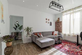 <p><span>De Berlaimontstraat 59 - Deurne</span></p><p><span> </span></p><p><span>Instapklare confortawoning (88 m²) met 3 slaapkamers en voortuin in Deurne.</span></p><p><span>In De Berlaimontstraat in Deurne vinden we deze verzorgde en instapklare confortawoning met 3 slaapkamers, een zonnige voortuin en een gezellig terras. De woning werd de afgelopen jaren op verschillende vlakken vernieuwd en combineert een praktische indeling met hedendaags wooncomfort.</span></p><p><span>Zo werden de keuken en badkamer vernieuwd in 2021, de PVC-ramen en verwarmingsketel in 2024 en werd het dak nog geïsoleerd in 2025. Ook de achtergevel kreeg in 2023 bijkomende isolatie en de elektriciteit is AREI-conform. Een hele reeks belangrijke werken die alvast achter de rug zijn!</span></p><p><span>De leefverdieping omvat een lichtrijke woonkamer van 19 m², een afzonderlijk toilet en een moderne, volledig uitgeruste keuken van 7 m². Aansluitend bevindt zich het overdekte, noord-gerichte terras van 4 m². Verder is er op deze verdieping een eerste slaapkamer van 8 m² te vinden.</span></p><p><span>Op het souterrain bevinden zich nog 2 slaapkamers van 14 m² en 7 m², samen met de vernieuwde badkamer van 5 m², uitgerust met een inloopdouche, lavabomeubel, toilet en aansluiting voor de wasmachine. Extra bergruimte is er voorzien onder de trap en onder het terras.</span></p><p><span>Ook buiten is het aangenaam vertoeven. Naast het terras achteraan beschikt de woning over een verzorgde, zuid-gerichte voortuin van 15 m², waar je heerlijk van de zon kan genieten.</span></p><p><span>Ben je op zoek naar een instapklare, charmante woning waarin je zonder zorgen je intrek kan nemen? Mis deze kans dan niet!</span></p><p><span>Bewoonbare opp. 88 m² ref.: bruto vloeropp. EPC. Voor meer info of een gratis schatting surf naar </span><span><span>www.hansimmo.be</span></span></p><p><span> </span></p>