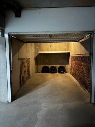 Ondergrondse afgesloten garagebox voor één wagen in het centrum van de stad aan de Sky District.Met verlichting.Maandelijkse huurprijs: 150 EUR -...