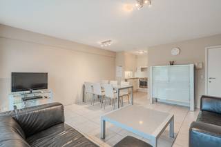 Dit appartement te koop is gelegen op de tweede verdieping van de goed onderhouden Residentie Zandeweer te Oostende. Dankzij de grote raampartijen geniet u hier van natuurlijk lichtinval op een toplocatie, op slechts 400m van het strand en een steenworp van het stadscentrum. Indeling:- inkomhal- lichtrijke leefruimte (28 m²) met schuifraam en toegang tot het terras- open keuken voorzien van keramische kookplaat, combi-oven en spoeltafel- berging met aansluiting voor wasmachine- badkamer uitgerust met douche, badkamermeubel met spiegelkast en lavabo- slaapkamer 1 (10 m²)- slaapkamer 2 (10 m²) met toegang tot het tweede terras - afzonderlijk toiletPluspunten:- volledig instapklaar- goed onderhouden Residentie- twee terrassen- mobiscore 8,8/10- nabij belangrijke invalswegen- gemeenschappelijke fietsenberging - vlakbij zee en strand Het appartement zelf is erg verzorgd en biedt potentieel als vaste woonst, maar is ook zeker interessant als tweede verblijf of investering.Bent u op zoek naar een kwalitatief appartement te Oostende? Contacteer ons voor een bezoek ter plaatse!