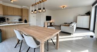 LICHTRIJK GELIJKVLOERSAPPARTEMENT MET 2 SLAAPKAMERS, TERRAS, PARKING EN KELDERBERGING
Dit instapklare appartement van ca. 92 m² werd opgeleverd in 2019 en is gelegen op het gelijkvloers. Het appartement beschikt over een EPC-label A.
De ruime en lichtrijke leefruimte vormt één geheel met de eetruimte en de volledig uitgeruste open keuken. Vanuit de leefruimte is er toegang tot het westelijk georiënteerde terras van ca. 9 m².
Het appartement beschikt over twee slaapkamers van respectievelijk ca. 12 m² en 10 m². De tweede slaapkamer wordt momenteel gebruikt als bureauruimte. Verder zijn er een badkamer, een apart toilet en een praktische berging met aansluitingen voor wasmachine en droogkast.
Bij het appartement horen een ondergrondse parkeerplaats en een kelderberging. Het gebouw beschikt over een lift. De gemeenschappelijke kosten bedragen €135 per maand.
Het appartement is gunstig gelegen nabij het station van Aarschot en op wandelafstand van het centrum. Verschillende scholen en supermarkten bevinden zich in de nabije omgeving.
Interesse? Contacteer ons voor meer informatie of een bezoek ter plaatse.