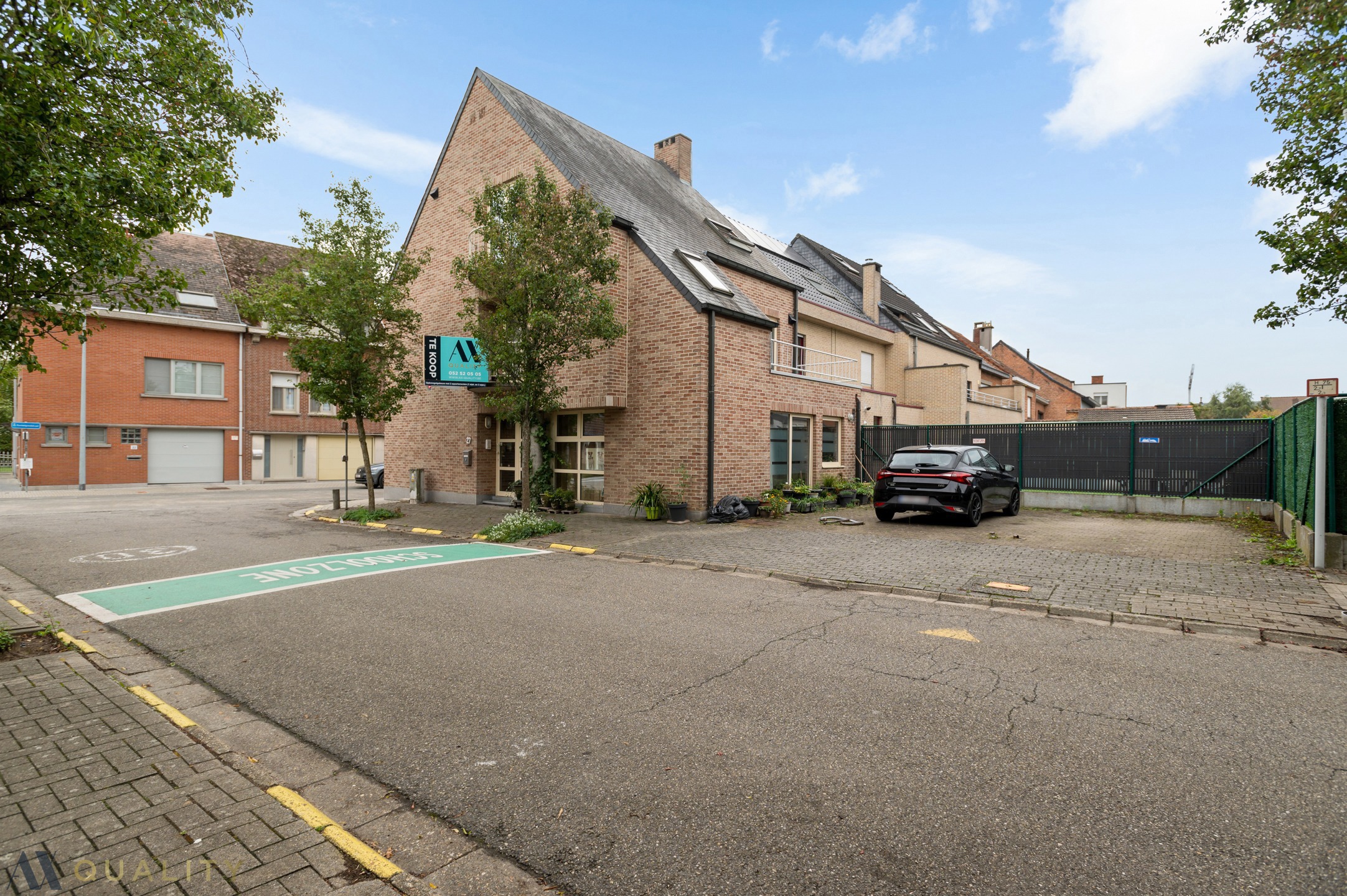 Centraal gelegen opbrengstgebouw met 2 appartementen (GLV met 1 slpk. en triplex met 3 slpk.) en 2 staanplaatsen - foto 2