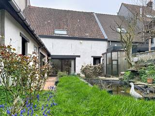 <p>Centraal gelegen woning bestaande uit een inkomhal met afzonderlijk toilet, ruime lichtrijke leefruimte met eet-en zithoek, ruime keuken met eetplaats, ingerichte badkamer (ligbad met douchemogelijkheid en lavabo), was/bergplaats, garage met sectionale poort en een private tuin met aangelegd terras en tuinberging. Op het verdiep is een nachthal met afzonderlijk toilet, 4 volwaardige slaapkamers, 2 bergingen en een ruime geisoleerde zolder.</p>
<section>
<div>
<div>
<div>
<div>
<div>
<div>
<p></p>
</div>
</div>
</div>
</div>
</div>
</div>
</section>
<p>Extra troeven:</p>
<ul>
<li>Bewoonbare oppervlakte van 190m²</li>
<li>Dubbele beglazing en CV op gas</li>
<li>Regenwaterput</li>
<li>Droge kelder</li>
<li>Vlotte verbinding naar scholen, winkels, openbaar vervoer en belangrijke in-en uitvalswegen.</li>
</ul>
<p></p>
<p>Deze woning is te koop ZONDER makelaar via het concept van Smart Houses! Wenst u verdere inlichtingen of bezoek? Contacteer rechtstreeks de eigenaar via 0496 96 80 28</p>