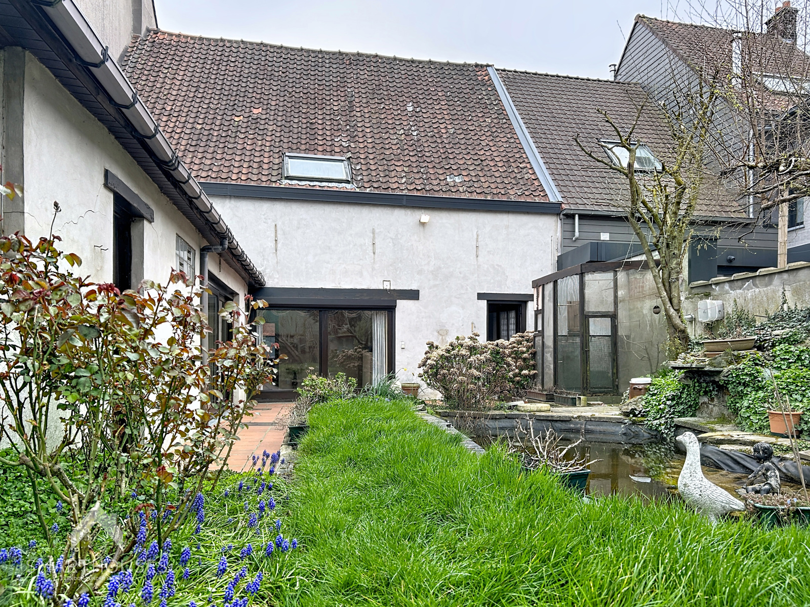 Ruime gezinswoning met 4 slaapkamers, garage en tuin - foto 2