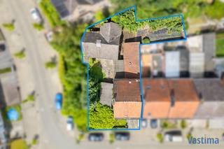 De woning met aanpalende bouwgrond is een opportuniteit voor zowel de handige Harry, doorwinterde aannemer of projectontwikkelaar die op zoek is...