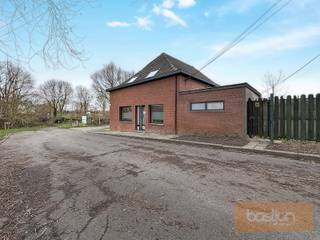 Op een uitzonderlijk rustige locatie, pal aan de Leie, bevindt zich deze woning. Een ideale plek voor wie houdt van rust en natuur. <br /><br />De woning beschikt over een inkomhal, leefruimte, keuken, bergplaats en tuin op het gelijkvloers.<br /><br />Op de tussenverdieping bevindt zich de badkamer. De trap leidt verder naar de eerste verdieping waar drie ruime slaapkamers en een afzonderlijk toilet aanwezig zijn. Bovendien beschikt de woning over een kelder, ideaal voor extra opslagruimte.