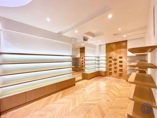 Informatie handelspand:Prachtige commerciële ruimte in de gezellige winkelbuurt 'Wilde Zee'. Dit HOEKpand biedt een unieke kans om uw zaak te...