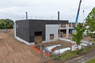Ontdek deze moderne showroom van 450m² in het nieuw KMO-bedrijvenpark aan de Viermaartlaan in Ronse. <br />Reeds 40% verkocht – De constructiewerken zijn inmiddels gestart - Oplevering voorzien begin 2027!<br /><br />De units zijn flexibel indeelbaar dankzij de kolomvrije constructie en kunnen uitgebreid worden met kantoorruimte. Aan de voorzijde van het bedrijvenpark bevinden zich bovendien een showroom en een afhaalmagazijn, specifiek ontworpen voor groothandelsactiviteiten. De showroom beschikt over een mezzanine van 150 m².<br />Deze bedrijfsunits zijn uitermate geschikt voor onder meer verschillende activiteiten.<br /><br />De units worden zowel te huur als te koop aangeboden, met de mogelijkheid tot afwerking op maat. <br /><br />Wenst u meer informatie of een vrijblijvende afspraak? Neem contact op met Henry Van Tornhout via +32 474 13 37 93 of henry@kmovastgoed.be.