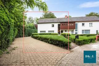 Bent u op zoek naar ruimte, rust en potentieel op een toplocatie? Deze karaktervolle twee-onder-één-kapwoning in Schoten is gelegen op een prachtig perceel van maar liefst 1.139 m² en biedt tal van mogelijkheden voor gezinnen, zelfstandigen of liefhebbers van groen.<br />De woning beschikt over een ruime en lichtrijke leefruimte waar de woonkamer naadloos overgaat in de eetkamer, wat zorgt voor een aangename en open woonbeleving. De rustieke keuken sluit perfect aan bij de authentieke charme van de woning. Verder vindt u op het gelijkvloers een ruime inkomhal, een apart gastentoilet, een praktische bergplaats en een bureau van 12 m², ideaal voor thuiswerk of een hobbyruimte. Achteraan werd een veranda aangebouwd die zorgt voor extra leefruimte en een mooie verbinding vormt tussen de woning en de tuin. Dankzij de grote raampartijen geniet u hier het hele jaar door van veel lichtinval en een rustgevend uitzicht op het groen.<br />Op de verdieping bevinden zich vier volwaardige slaapkamers, waardoor deze woning uitermate geschikt is voor grotere gezinnen.<br />Buiten geniet u van een prachtige zuidgerichte tuin, waar u de hele dag van de zon kunt genieten in een rustige en groene omgeving. Het ruime bijgebouw van 94 m² biedt tal van mogelijkheden als werkplaats, opslagruimte, atelier of hobbyruimte. Daarnaast beschikt het perceel over een carport naast het bijgebouw en een oprit naast de woning, wat zorgt voor voldoende parkeergelegenheid.<br />EPC E met renovatieplicht.<br /><br />Maak nu uw afspraak op www.dklvastgoed.be