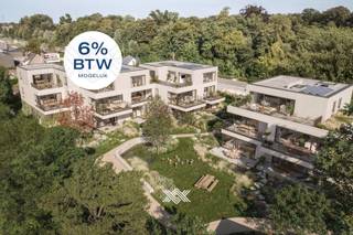 <div>
<div>
<div>Dit gelijkvloers drieslaapkamerappartement van 115,16 m² beschikt over een inkomhal met plaats voor een vestiairekast, een lichtrijke eet- en leefruimte, een open keuken met annex berging, 3 slaapkamers, een afzonderlijk toilet, een badkamer uitgerust met een dubbele wastafel en een inloopdouche en een tweede douchekamer voorzien van een douche en enkele wastafel. Daarenboven beschikt dit appartement over een westelijk georiënteerd terras van 21 m².<br /><br />Dit appartement is gelegen in het nieuwbouwproject Wallenhof te Olsene, een stijlvol en doordacht ontworpen nieuwbouwproject dat staat voor hedendaags wonen in een harmonieuze omgeving met veel groen, dynamische zichten en een vlotte bereikbaarheid. Het project omvat 17 comfortabele appartementen met een gevarieerd aanbod van twee- en drieslaapkamerunits. Elk appartement is ontworpen met veel aandacht voor licht, ruimte en leefkwaliteit, en biedt een sterke balans tussen esthetiek en functionaliteit.<br /><br />Tot slot krijgt elke koper de mogelijkheid om zijn of haar appartement volledig naar eigen smaak af te werken. </div>
</div>
</div>