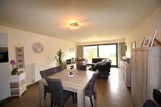 Instapklaar gelijkvloers appartement met 1 slaapkamer en ruime tuin op een zeer goede locatie te Zandhoven, bestaande uit: inkomhal met apart toilet met handenwasser en plaats voor vestiaire; leefruimte met veel lichtinval en directe toegang tot de tuin met terras; open, ingerichte keuken voorzien van keramische kookplaat, dampkap, combi-oven en koelkast; berging met aansluiting voor wasmachine; ruime slaapkamer; badkamer met ligbad/douchescherm en lavabomeubel. Garagebox achter het gebouw bij aan te kopen (25.000 euro). Individuele nutsmeters, centrale verwarming op aardgas, alu ramen met dubbele beglazing, elektriciteit conform! Lage maandelijkse kosten. EPC: 234 kWh/m². Heden verhuurd.